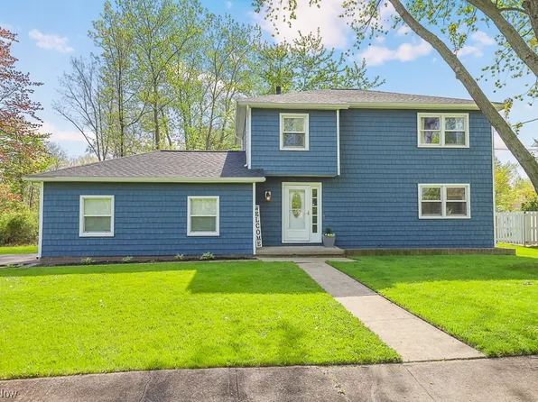 521 Maplewood Ave, Sheffield Lake, OH 44054