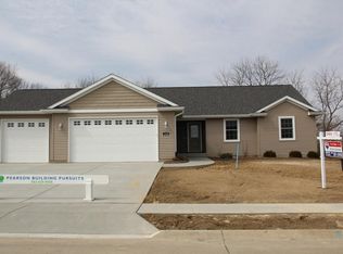 116 Fenceline Dr, Blue Grass, IA