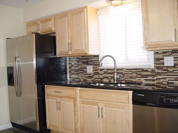 Fabulous Kitchen w/ Granite Counter-tops