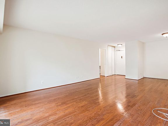 3rd image of 203 Yoakum Pkwy APT 817