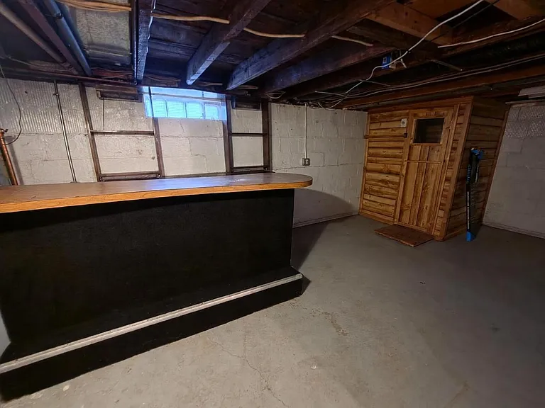 739 Churchill St — Photo 22