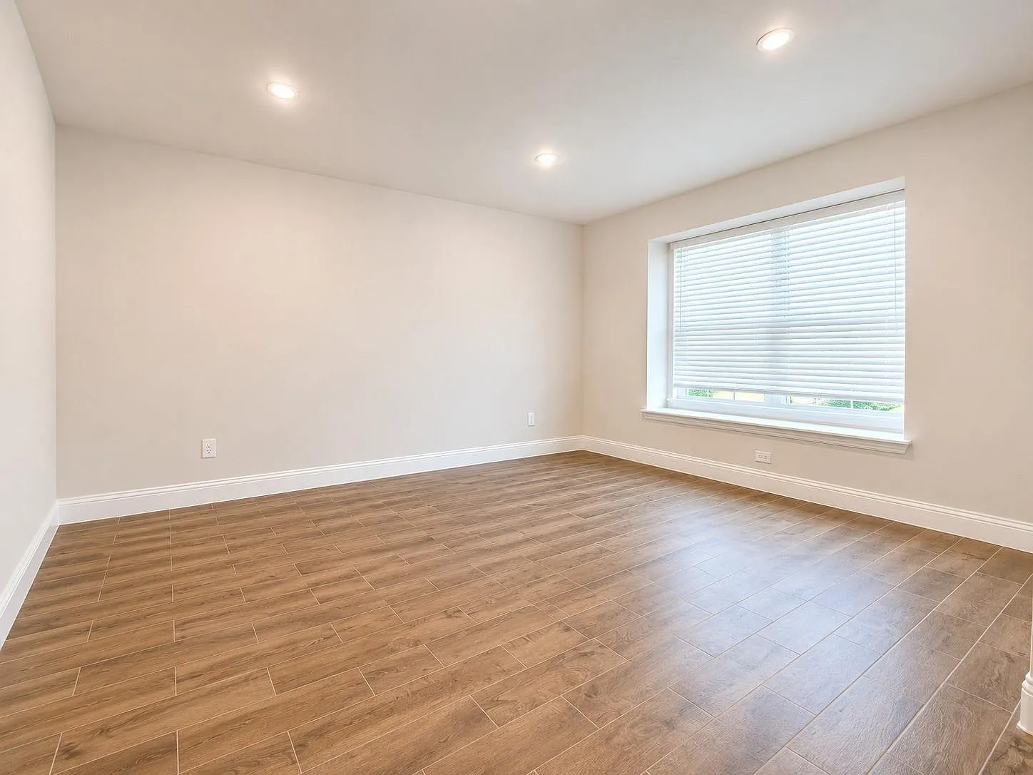4 bed, 1986 sqft, $2,190 — Photo 2