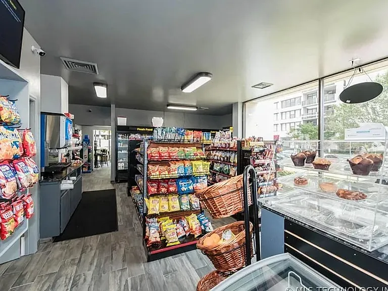 450 W 7th St #1104 — Photo 23