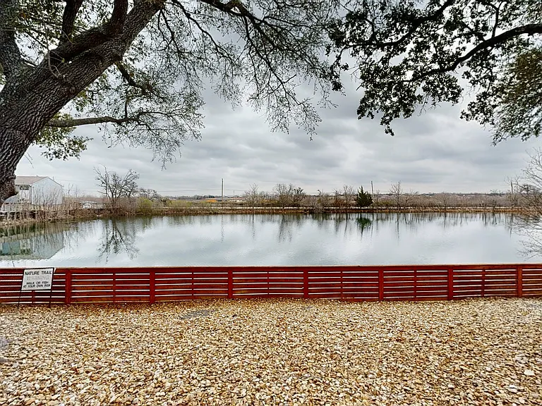 Lake Breeze Apartments — Photo 5