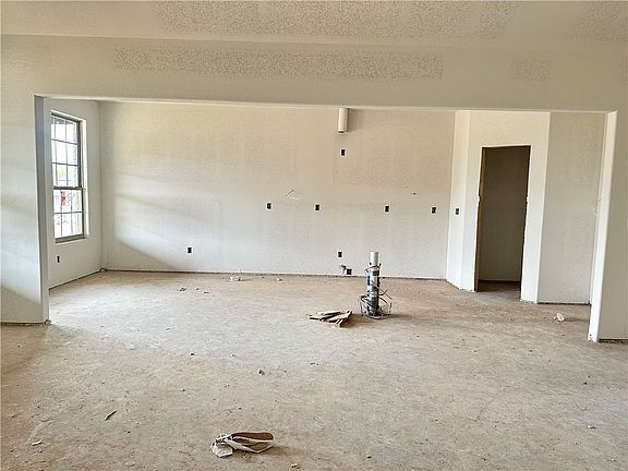 3rd image of 641 Bonnie St