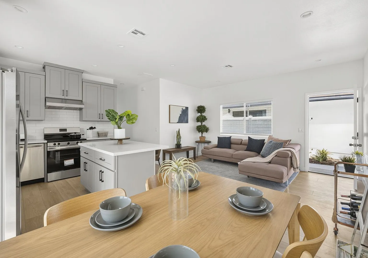 Showing Times: to schedule a viewing, please contact us — Photo 3