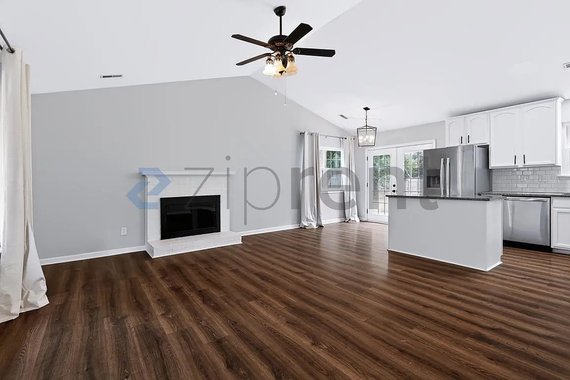 2 bed, 919 sqft, $1,800 — Photo 3