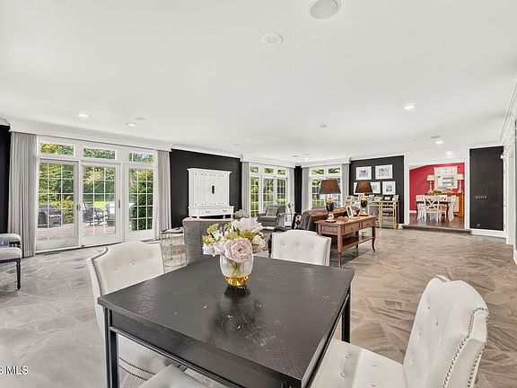 5th image of 3000 Valley View Dr