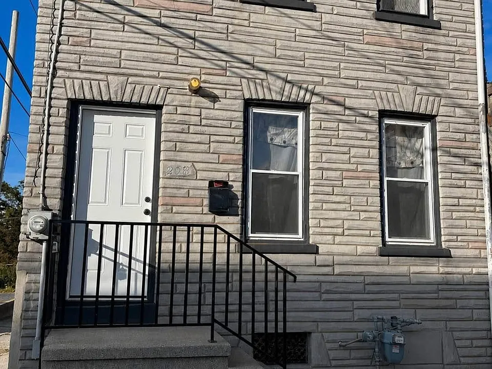 208 Maple St