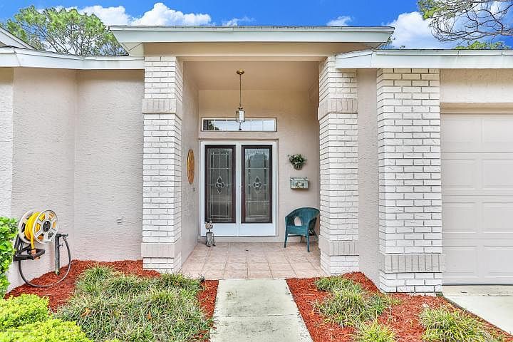 Pretty glass, double-door, front entry