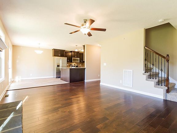 4th image of 131 Rossview Pl