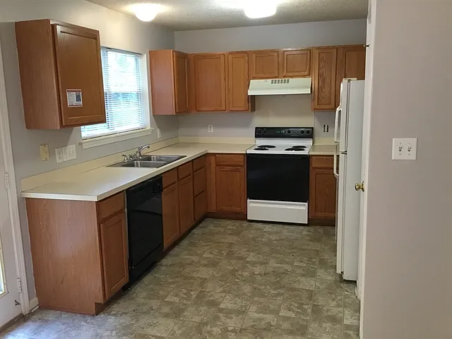 3 bed, 2.0 bath, 1351 sqft, $1,805 — Photo 2