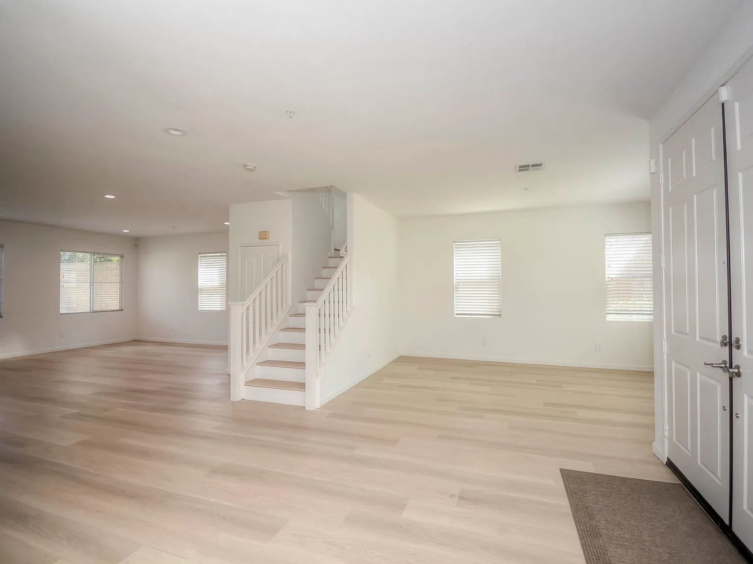 4 bed, 3501 sqft, $3,900 — Photo 3
