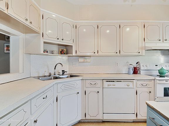 3rd image of 1100 SW 12th St APT 209