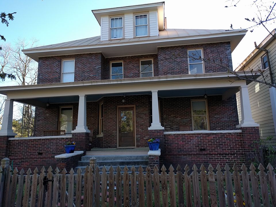 Front-Townhouse on right half of building