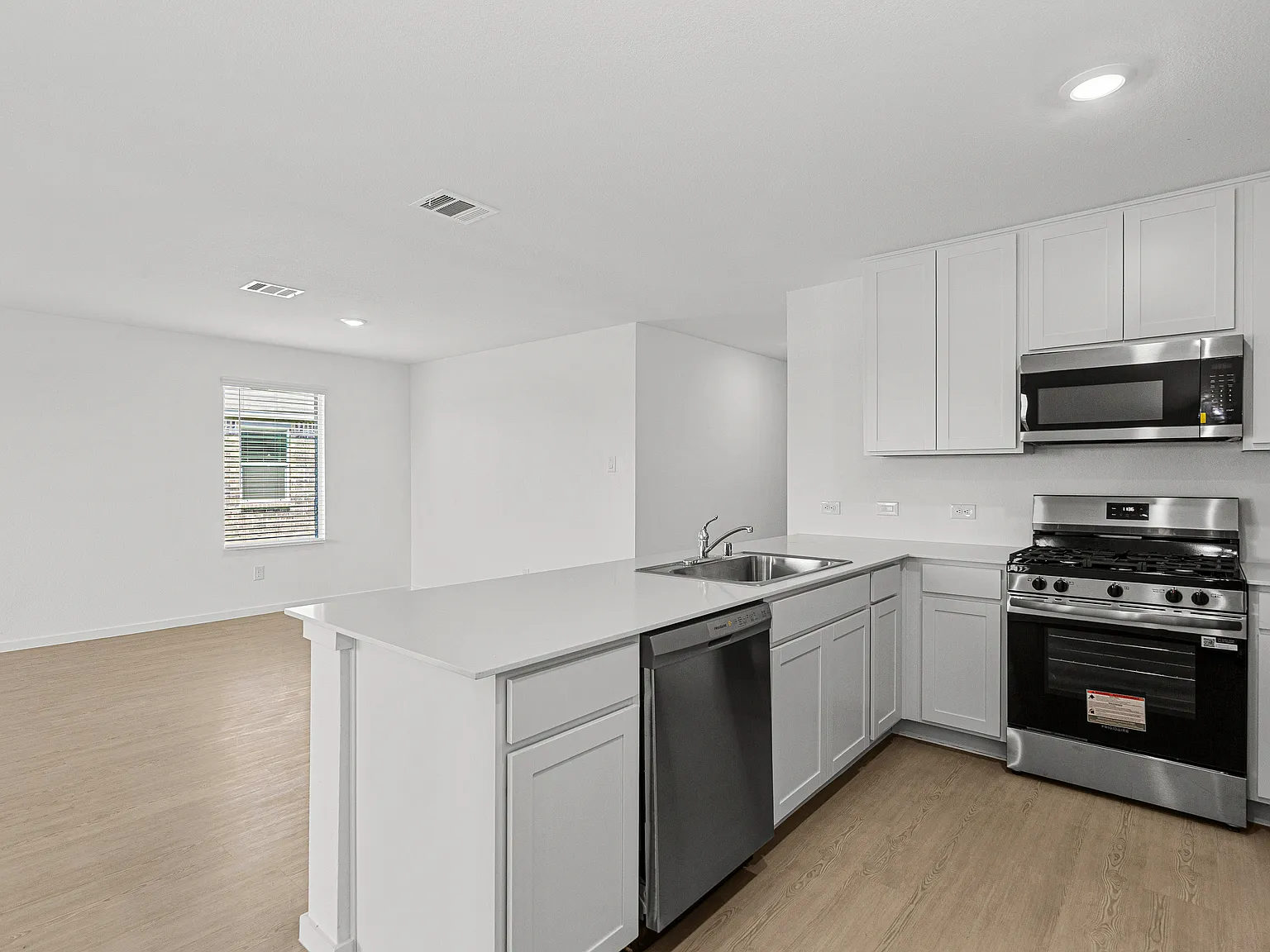 4 bed, 1720 sqft, $2,100 — Photo 3