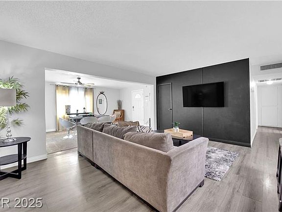 3rd image of 942 Westminster Ave