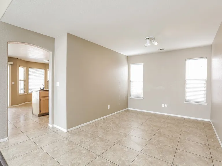2317 Homeland St — Photo 6