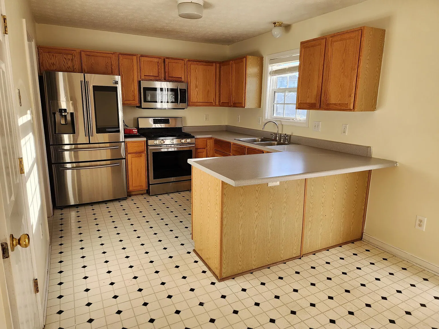 3 bed, 2.5 bath, 1430 sqft, $2,200 — Photo 4