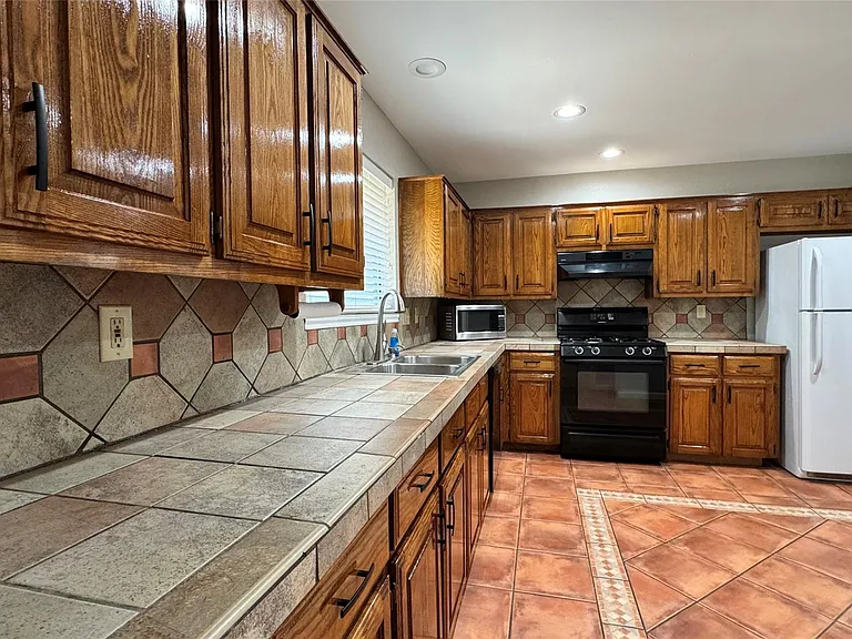 5837 Secrest Dr — Photo 8