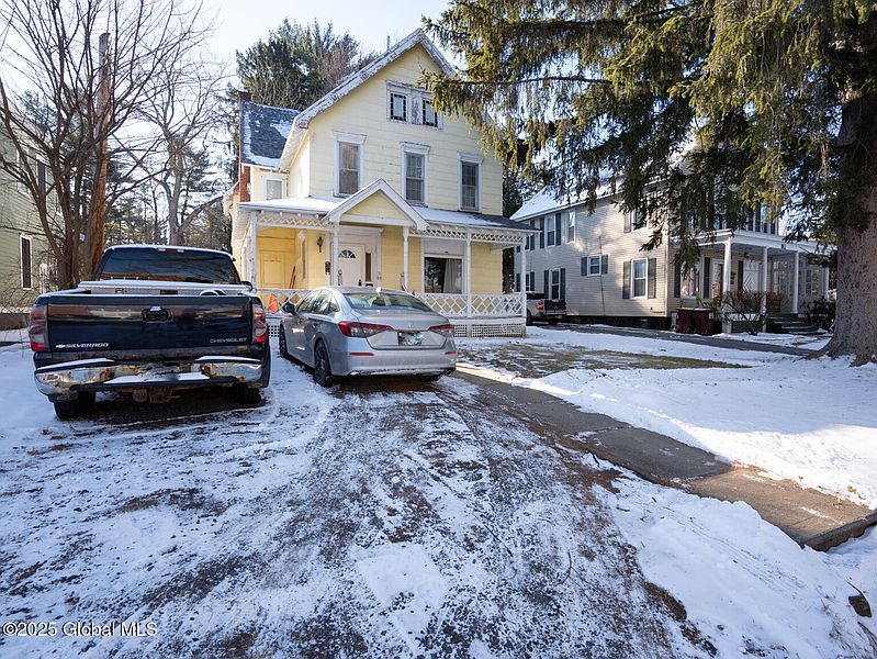 3rd image of 35 McMaster Street