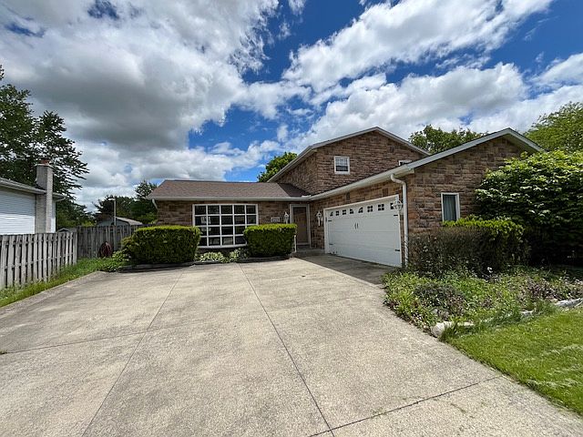 1st image of 465 Calverton Pl