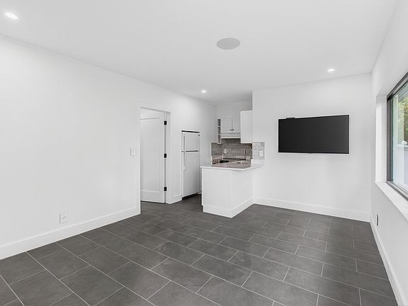 3rd image of 3720 Morton Ave