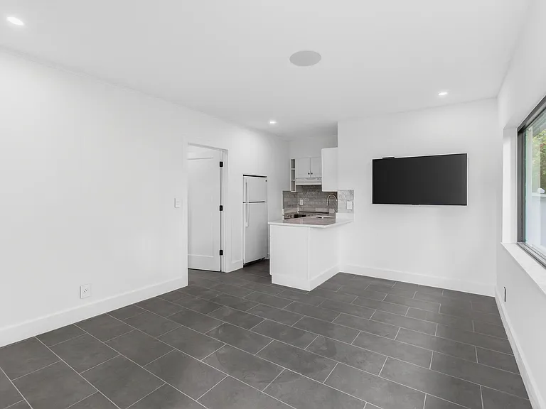 3720 Morton Ave — Photo 3