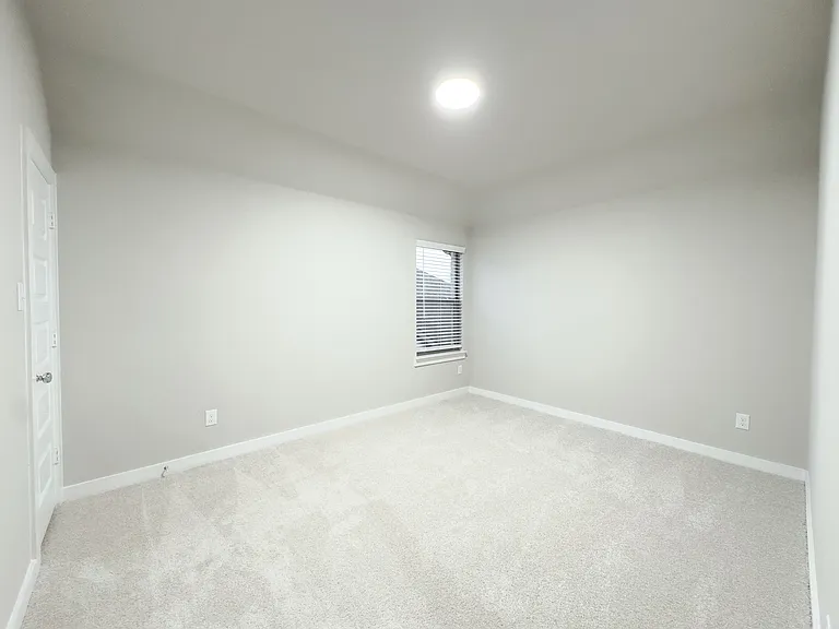 566 Silver Springs Ln — Photo 17