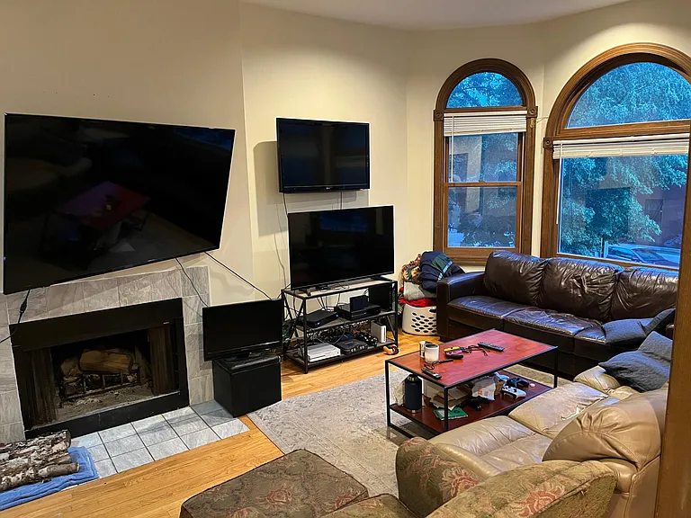 1126 W Roscoe St — Photo 38