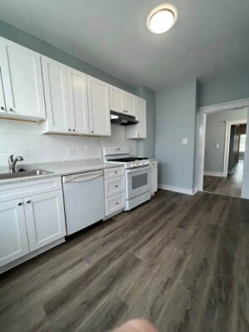 Great Location! Dishwasher, Pet Friendly, Back Porch, And Laundry-in-unit — Photo 2