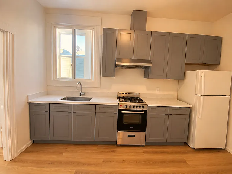 928 Geneva Ave — Photo 2