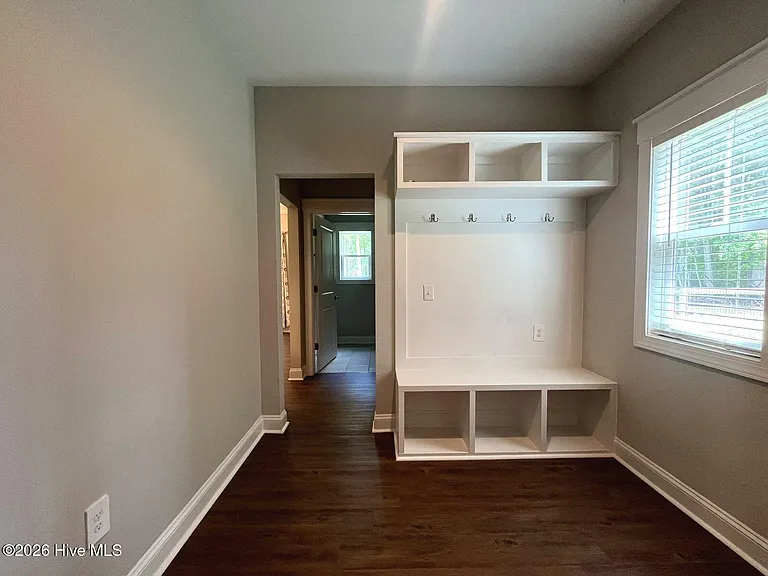 404 Endicott Ct — Photo 21