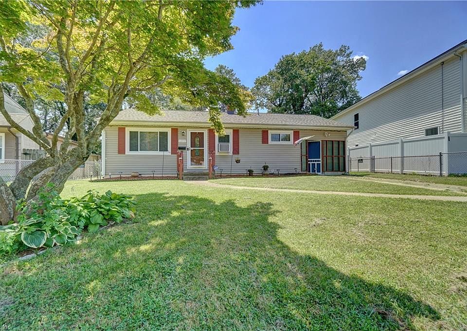 Great 3 bedroom home with wonderful backyard in River Oaks
