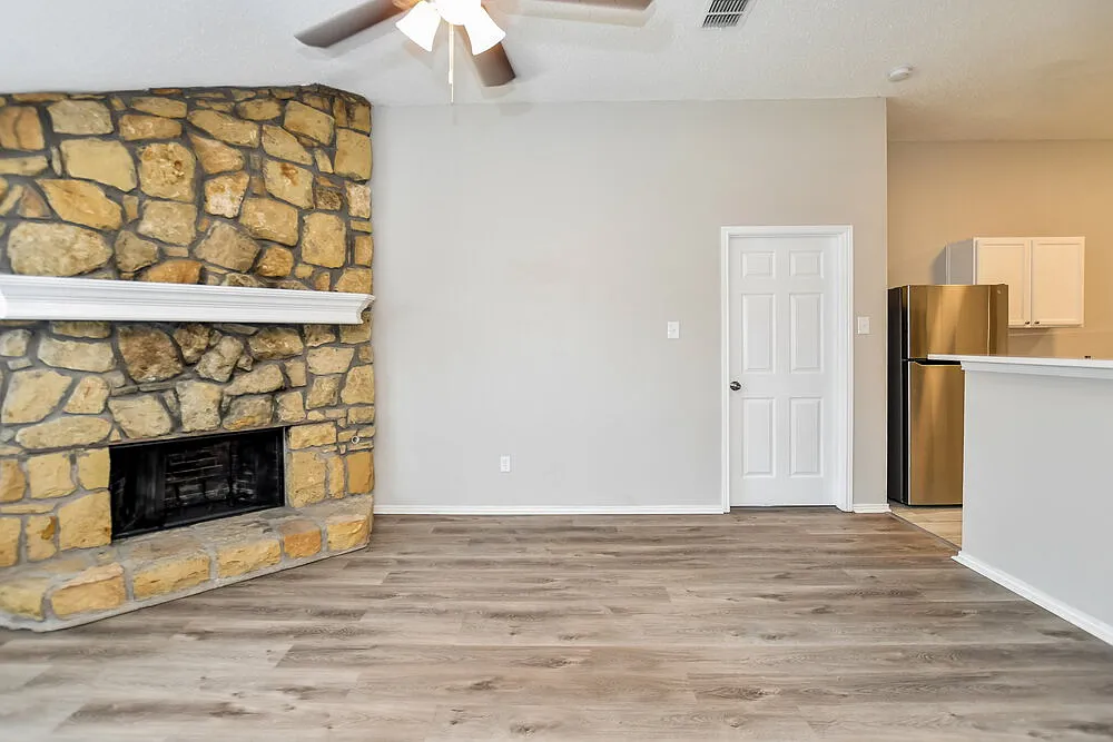 3 bed, 2.0 bath, 1551 sqft, $1,820 — Photo 4