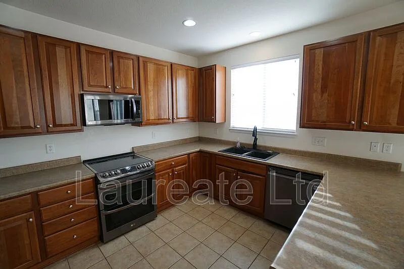 5 bed, 3.5 bath, 3166 sqft, $3,495 — Photo 4