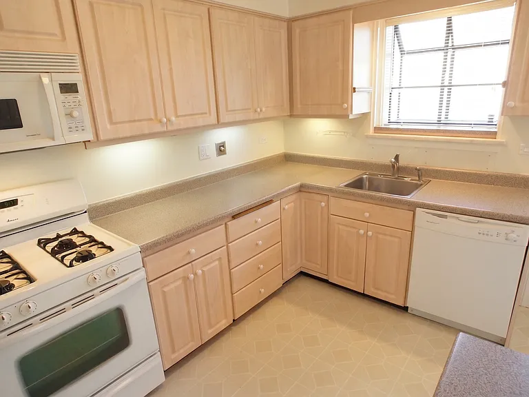 460 Highcrest Dr — Photo 10