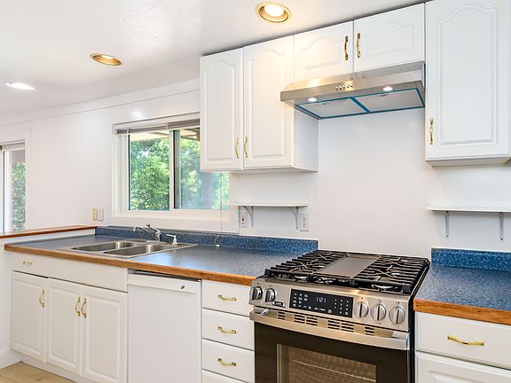 5th image of 161 Sacramento Ave #1