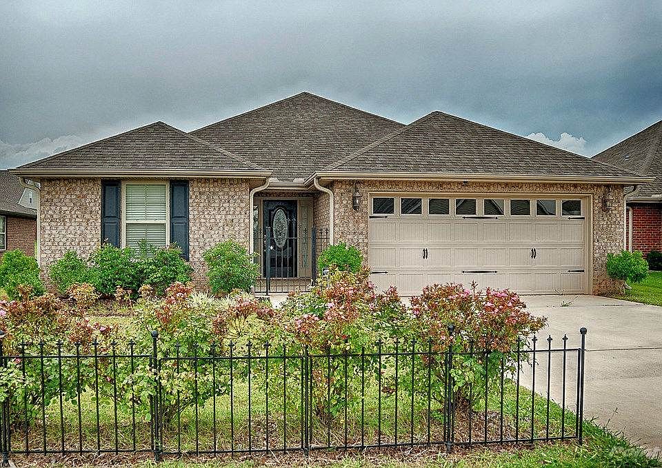 Gorgeous home in  Lanier Lakes.
