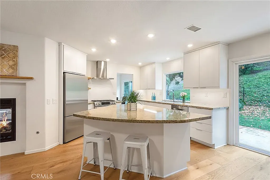 3 bed, 2.5 bath, 1986 sqft, $6,000 — Photo 1