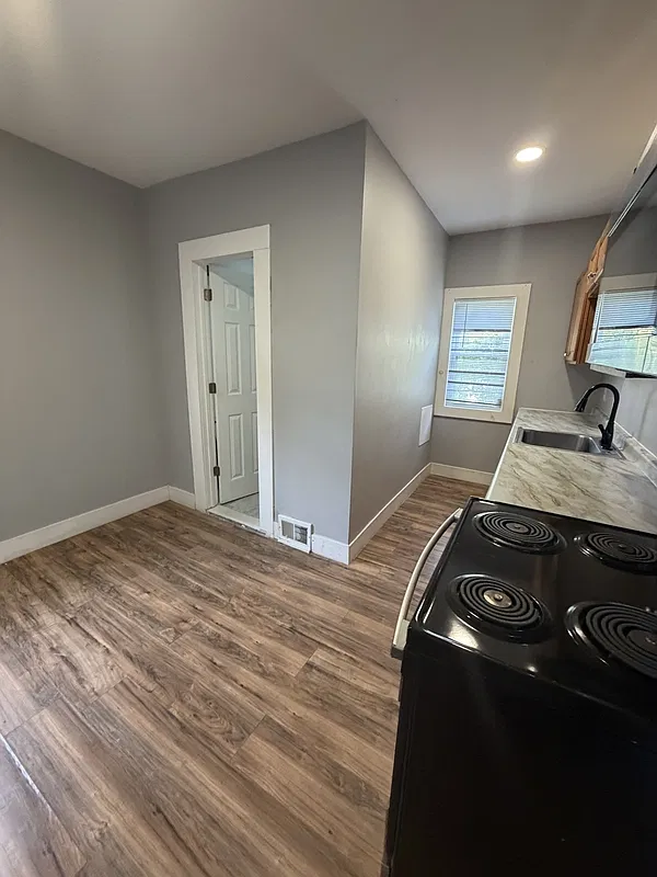 2 bed, 1.0 bath, 877 sqft, $1,050 — Photo 3