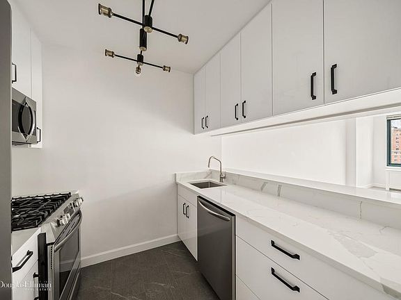 5th image of 201 W 72nd St APT 10D