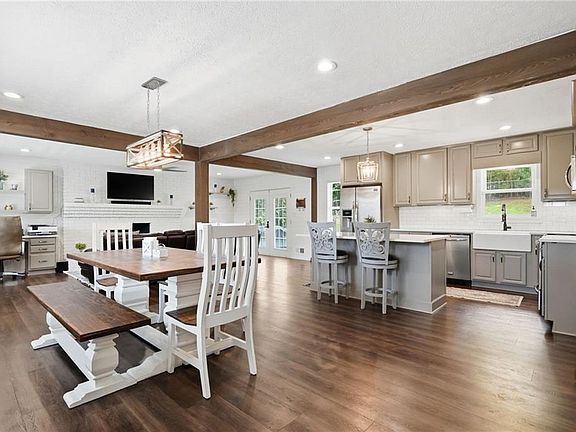 2nd image of 1112 Washington Ct