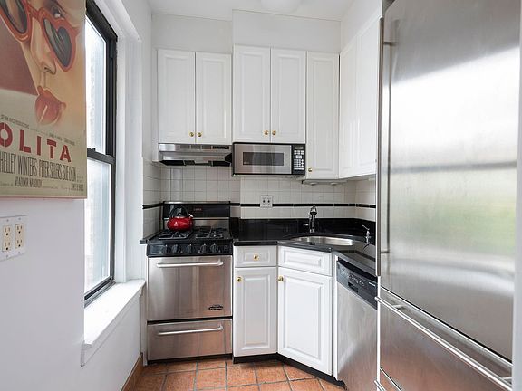 3rd image of 221 E 76th St APT 6C