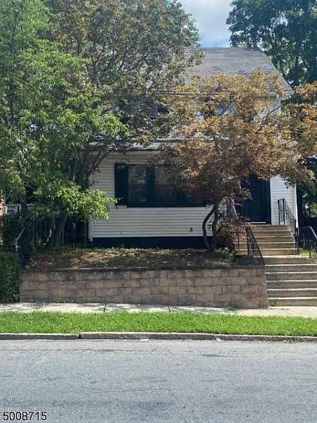 2nd image of 82 Hillcrest Ter