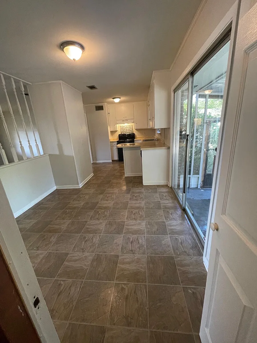 Building Photo - 3800 Willow Cir