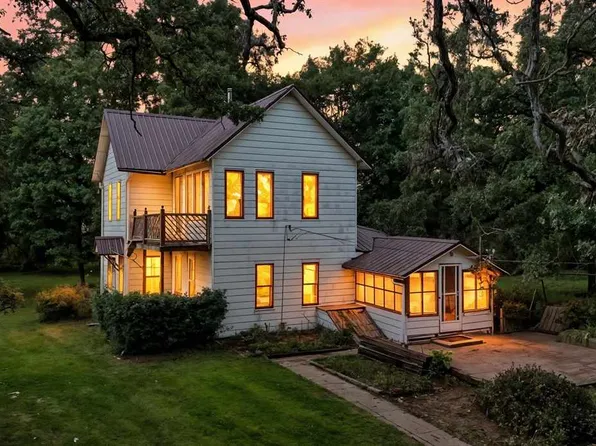 1232 540th St SW, Kalona, IA 52247