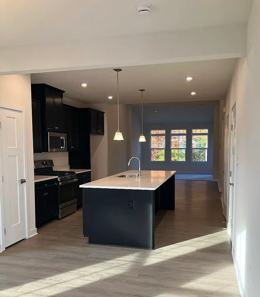 3 bed, 2046 sqft, $2,990 — Photo 2