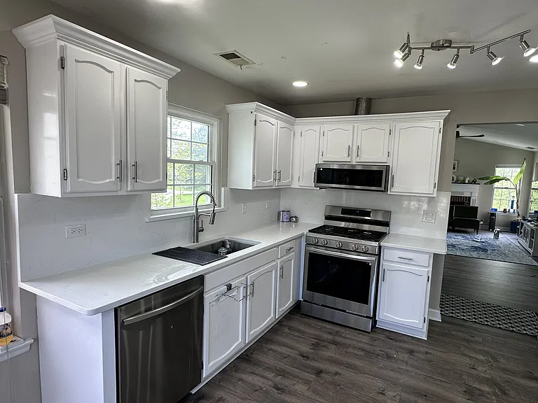 202 E Fabish Dr — Photo 3