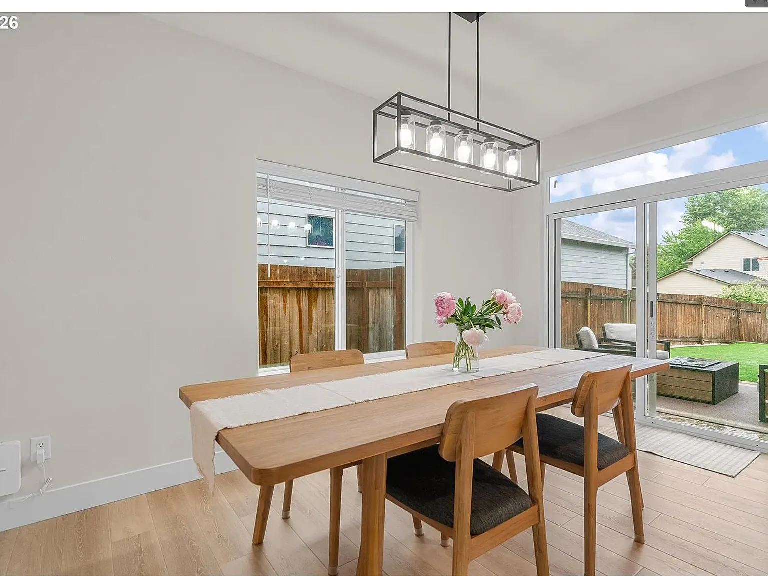 Fully Remodeled 3 bedroom 2.5 bath two living room house — Photo 4